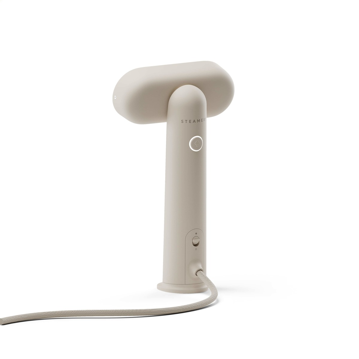 Ein beige Hand-Kleiderdampfer im minimalistischen Design steht senkrecht vor weißem Hintergrund.