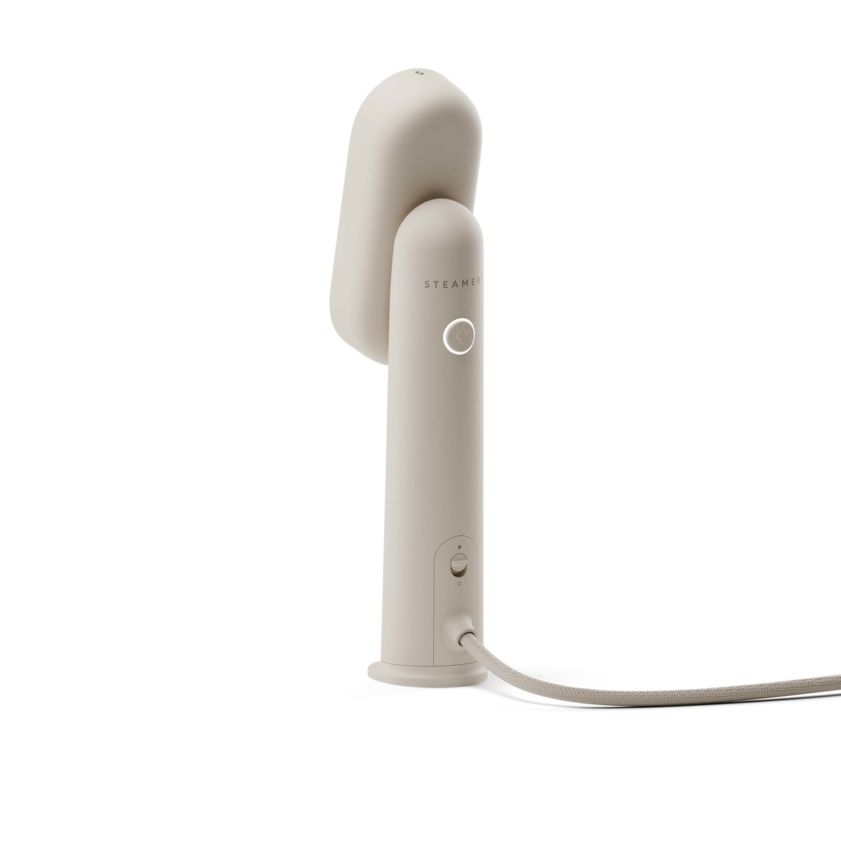 Beige Kleiderbürste im modernen Design mit beleuchtetem Knopf, Netzteil und weißem Hintergrund.