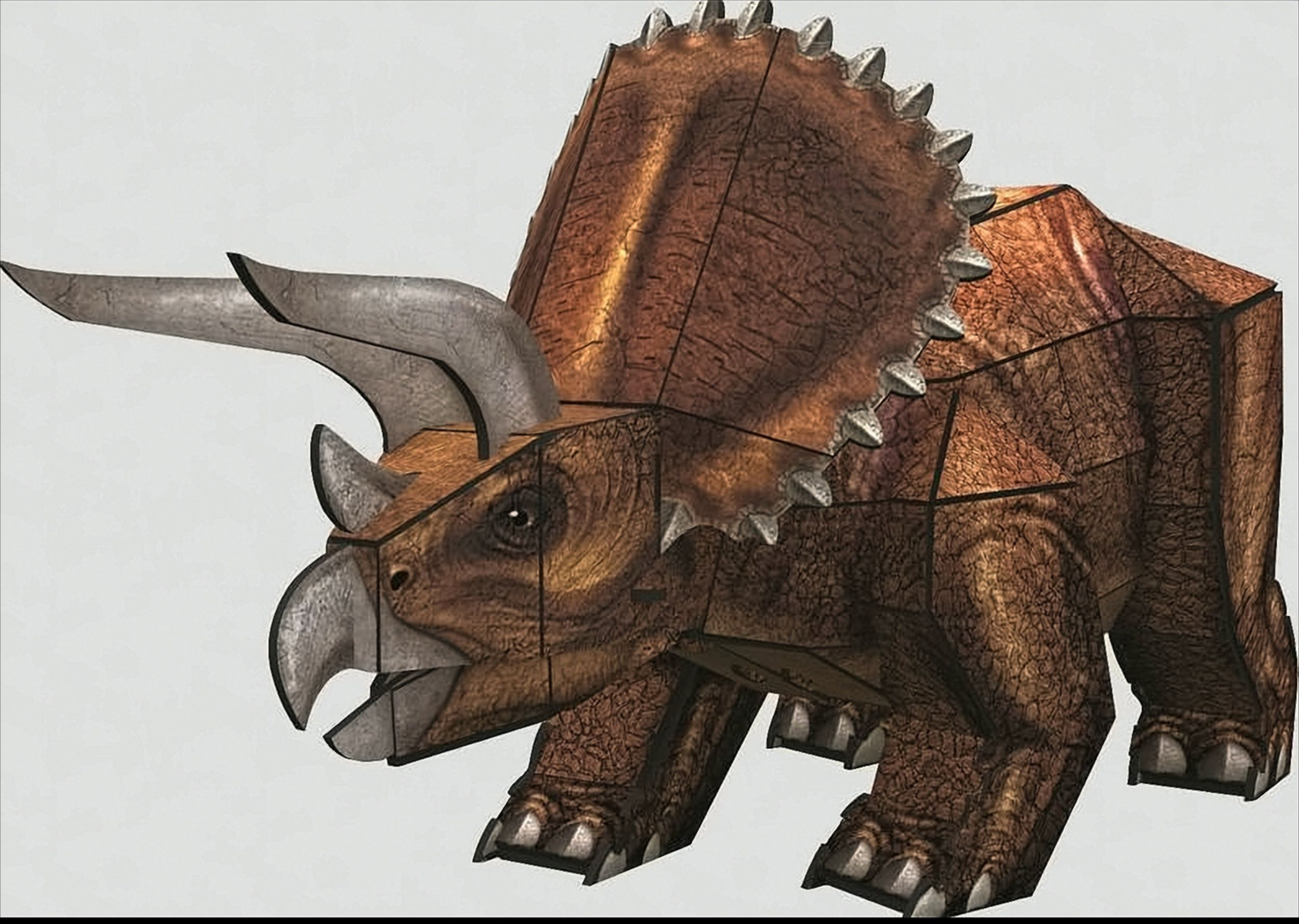 Ein 3D-Modell eines braunen Triceratops aus Papier mit Hörnern und Nackenschild vor weißem Hintergrund.