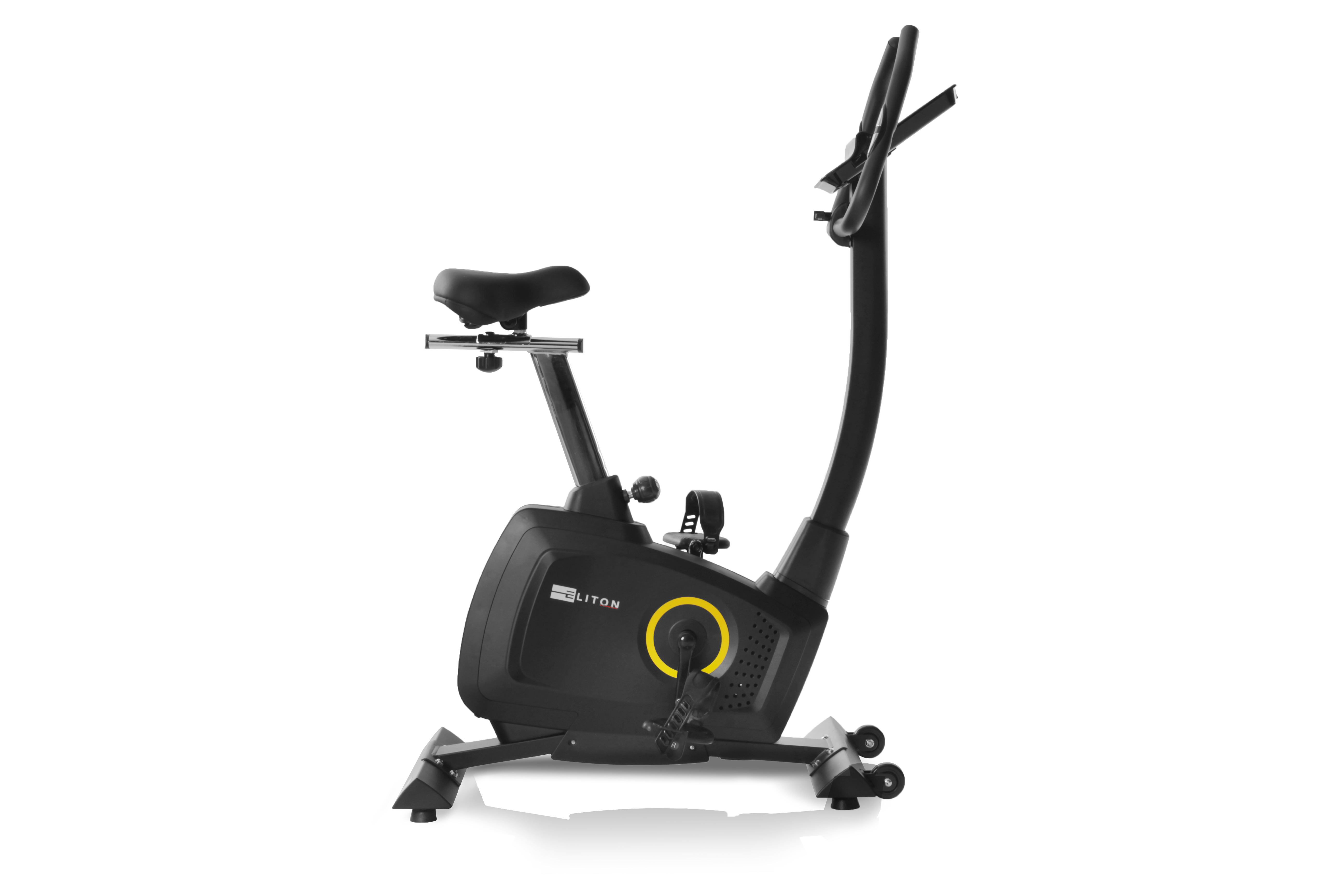 Czarny rower stacjonarny z żółtym pierścieniem akcentującym z boku, na białym tle.