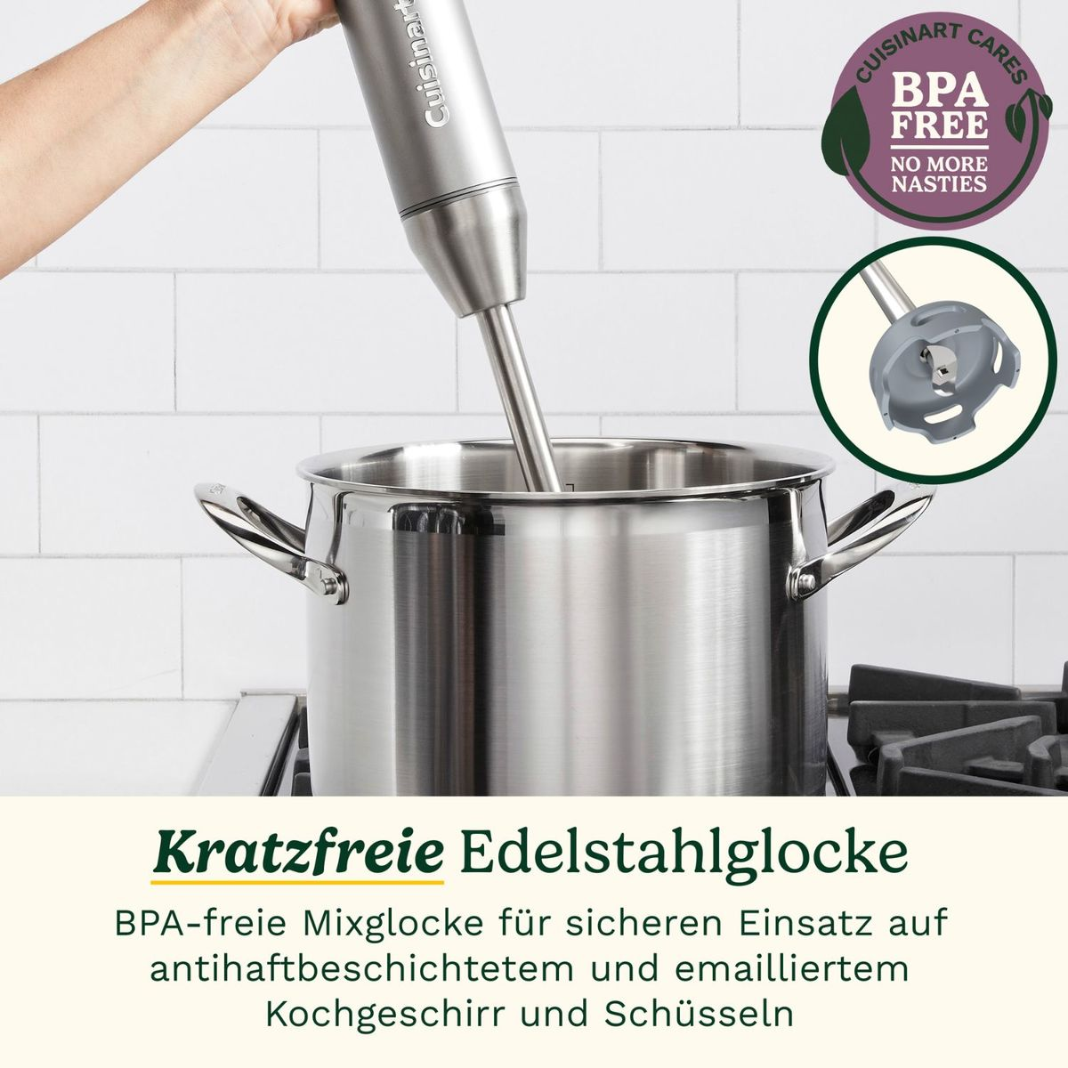 Edelstahl-Stabmixer in einem großen Topf auf dem Herd mit BPA-frei-Siegel.