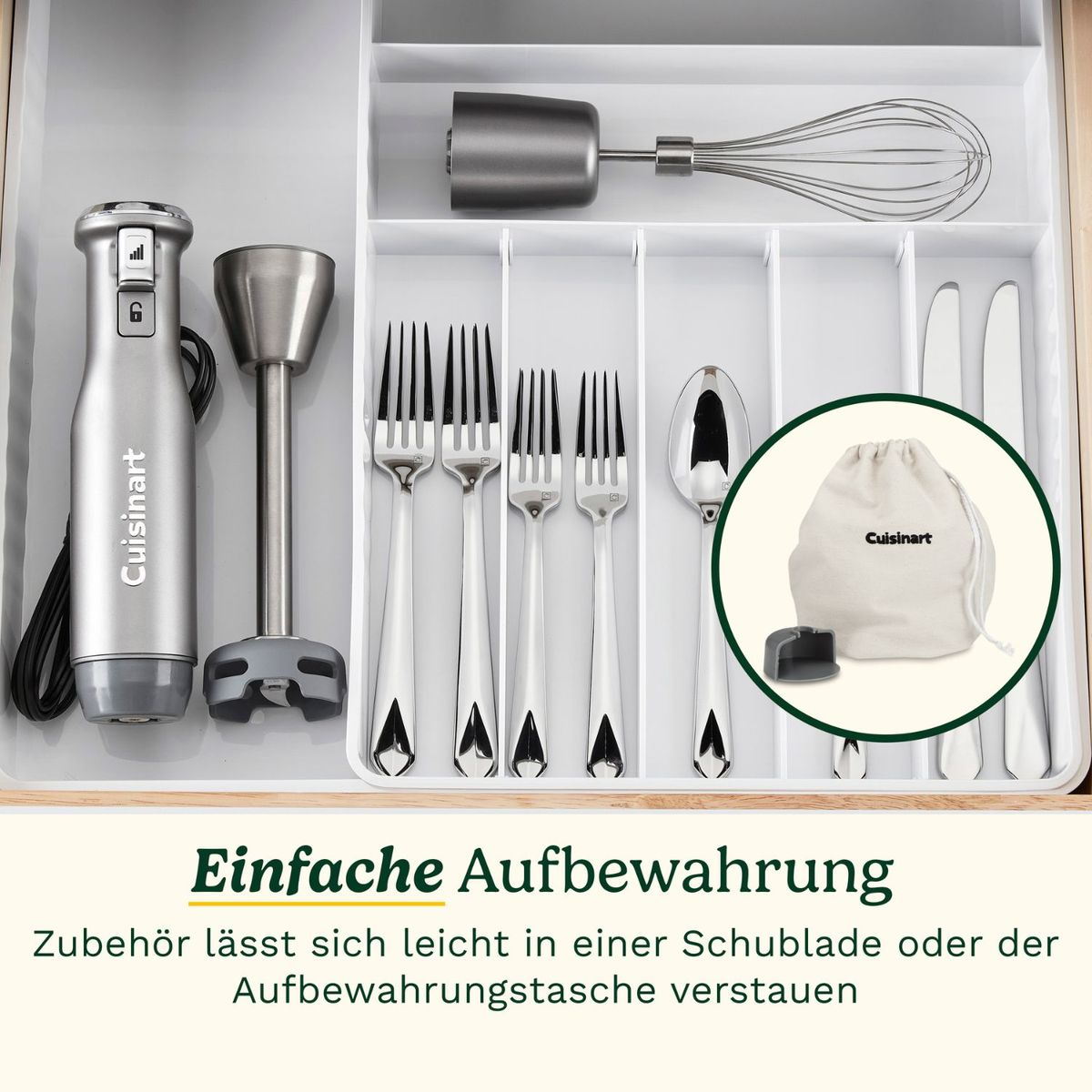 Ein Cuisinart-Stabmixer und Zubehör ordentlich in einer Küchenschublade verstaut.