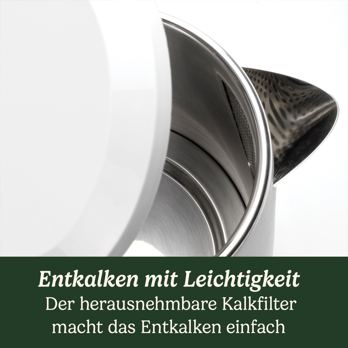 Offener Edelstahl-Wasserkocher mit weißem Deckel und Filter auf einem grünen Werbeband.
