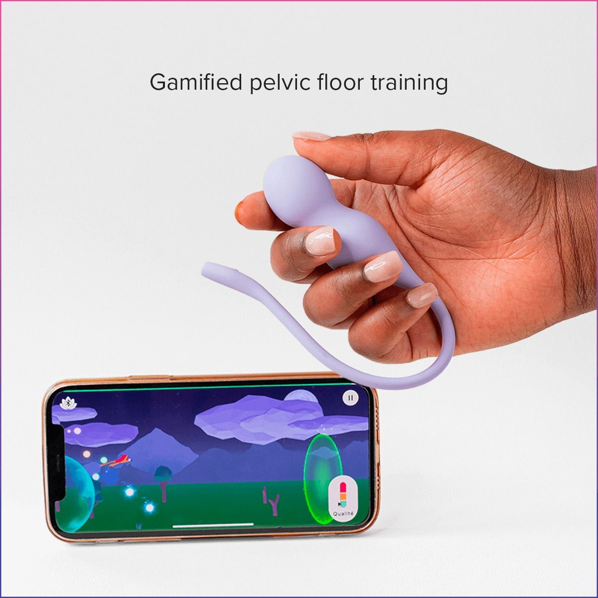 Eine Hand hält einen lila Beckenboden-Trainer über ein Smartphone mit einem Trainingsspiel.
