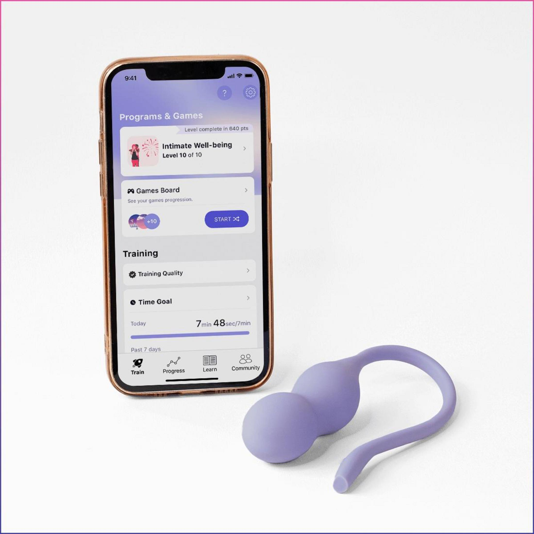 Ein Smartphone zeigt eine App für Intimtraining, daneben liegt ein lila Kegel-Trainer.