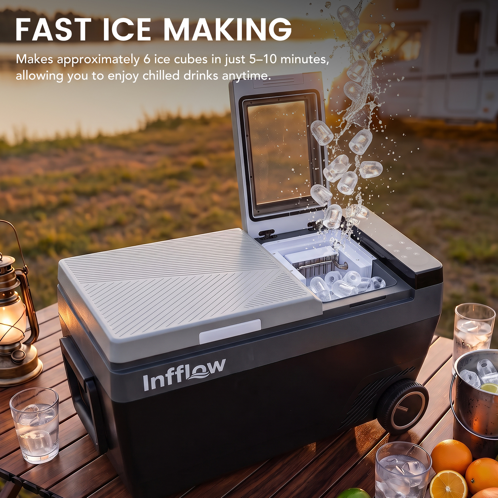 Nevera portátil Infflow con máquina de hielo integrada en una mesa exterior, con agua salpicando y cubitos de hielo.
