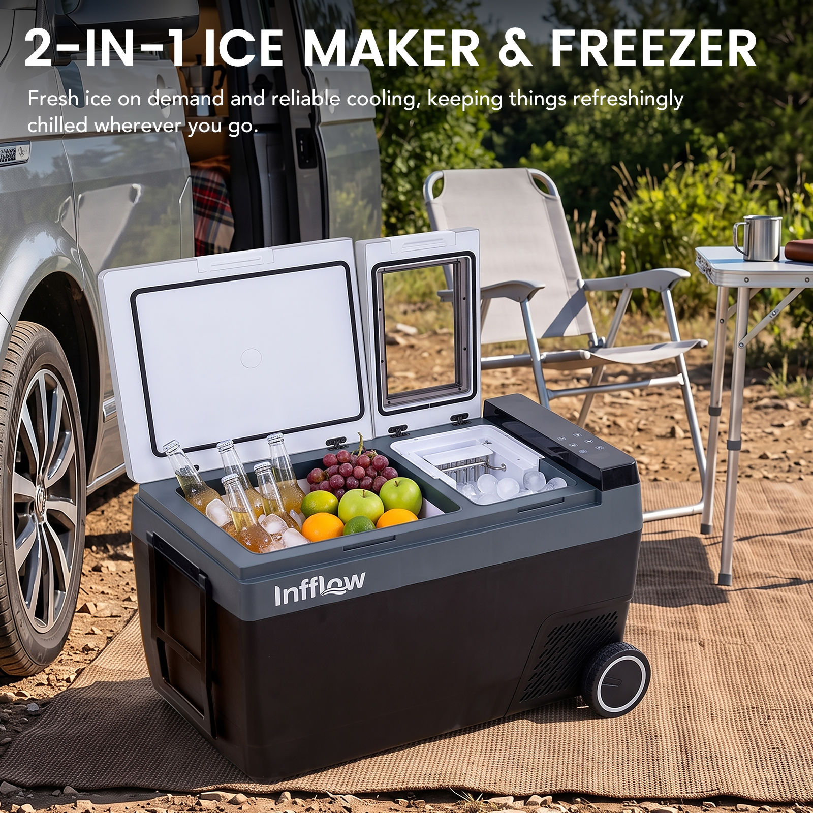 Nevera portátil con tapa abierta llena de botellas, fruta y hielo, junto a una furgoneta camper.