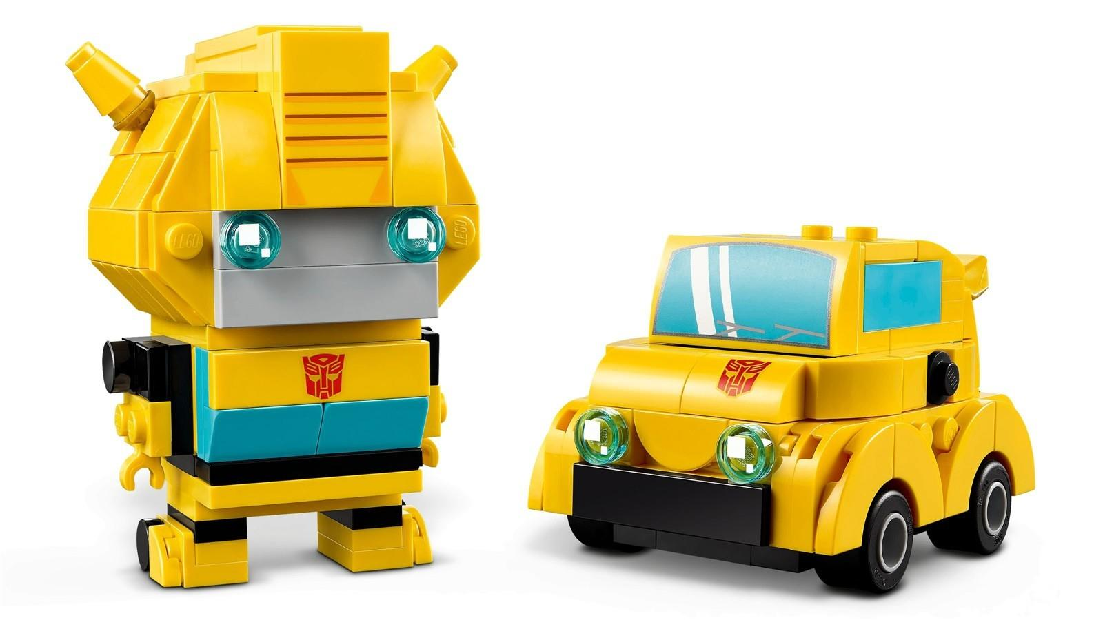 Beyaz arka planda sarı bir Lego arabanın yanında sarı Lego Transformer figürü.