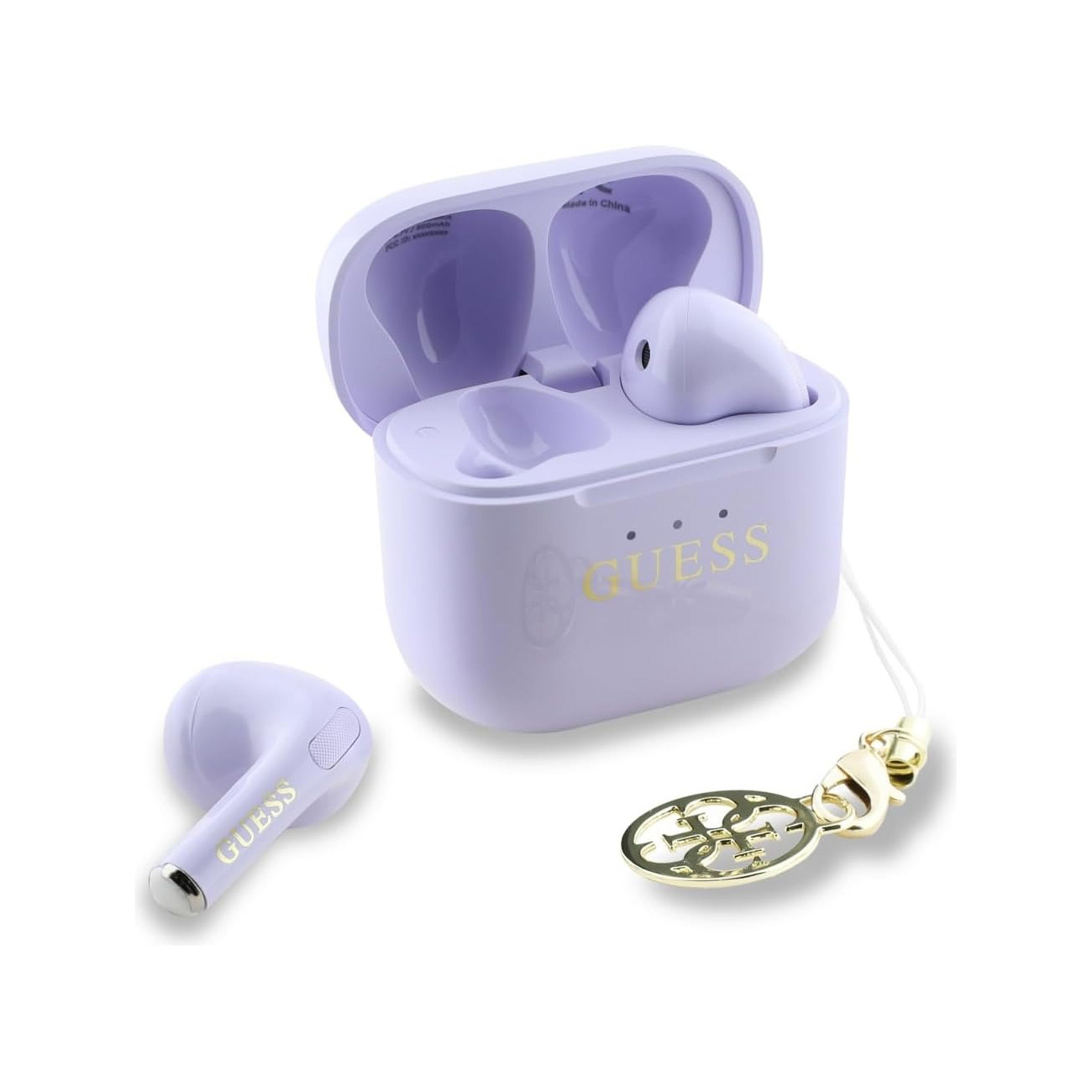 Auriculares inal&aacute;mbricos Guess de color lila claro con estuche de carga y dije dorado sobre fondo blanco.