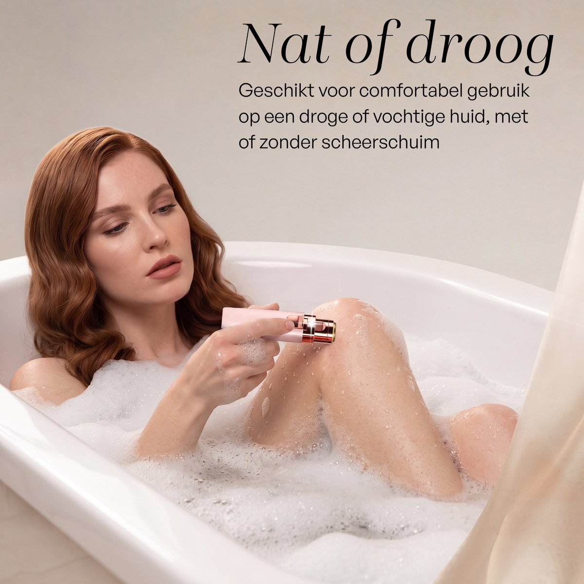 Une femme aux cheveux roux dans une baignoire se rase la jambe avec un appareil rose au milieu de bulles.