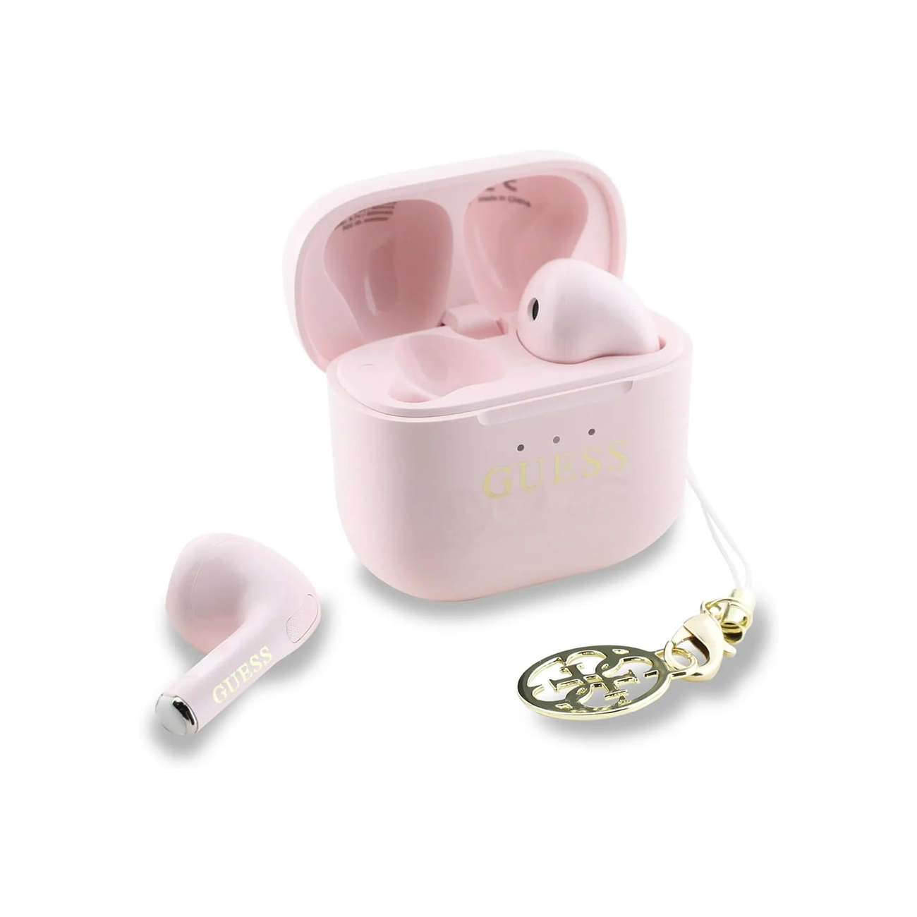 Auriculares inalámbricos rosas con estuche de carga, logotipo dorado de Guess y dije.