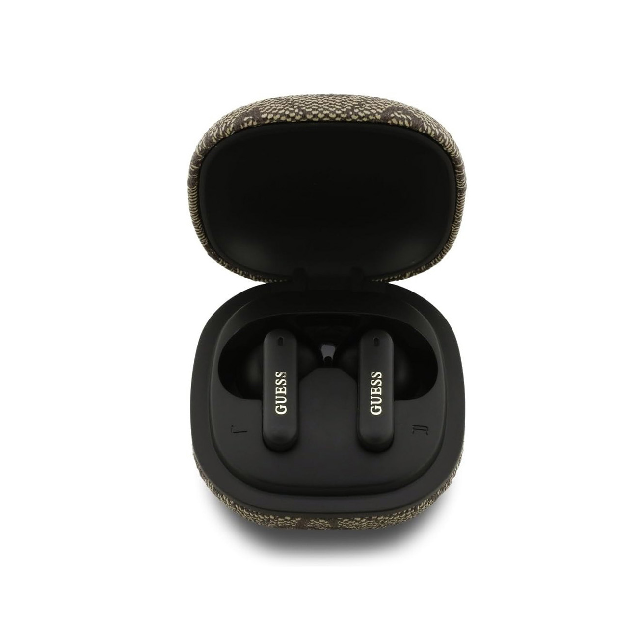 Estuche de carga abierto con estampado marrón y dos auriculares inalámbricos negros con el logotipo de Guess en fondo blanco.