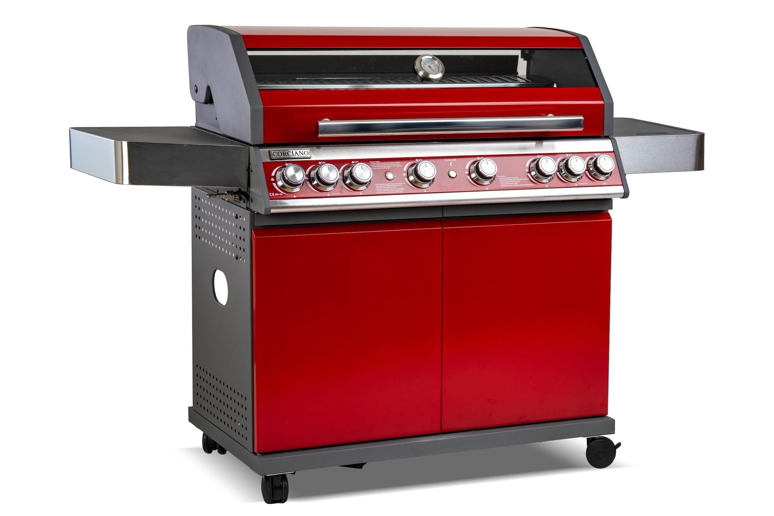 Czerwony grill stojący z czarnymi detalami, półkami bocznymi i wieloma pokrętłami na białym tle.