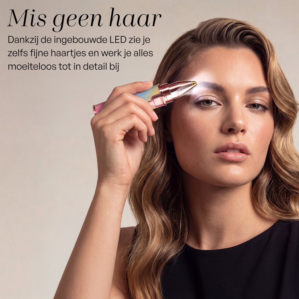Une femme blonde utilise un petit stylo éclairé pour tailler ses sourcils.
