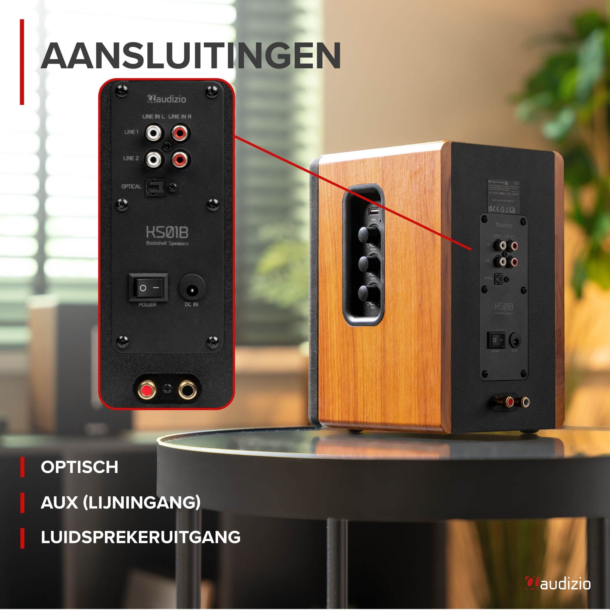 Altavoz estantería Audizio KS01B de madera sobre una mesa con una vista ampliada de las conexiones traseras.