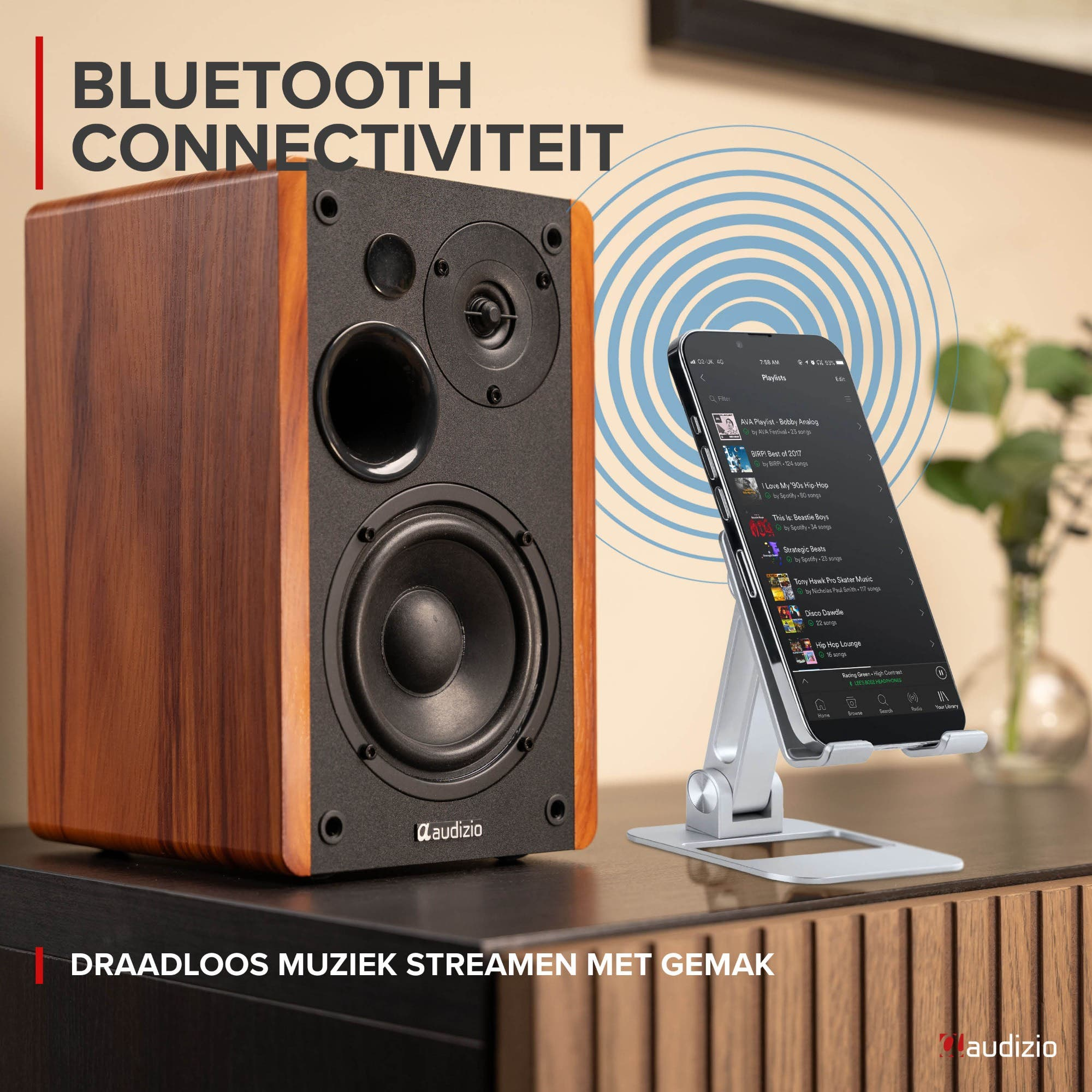 Un altavoz Bluetooth de madera y un smartphone en un soporte con ondas de audio azules.
