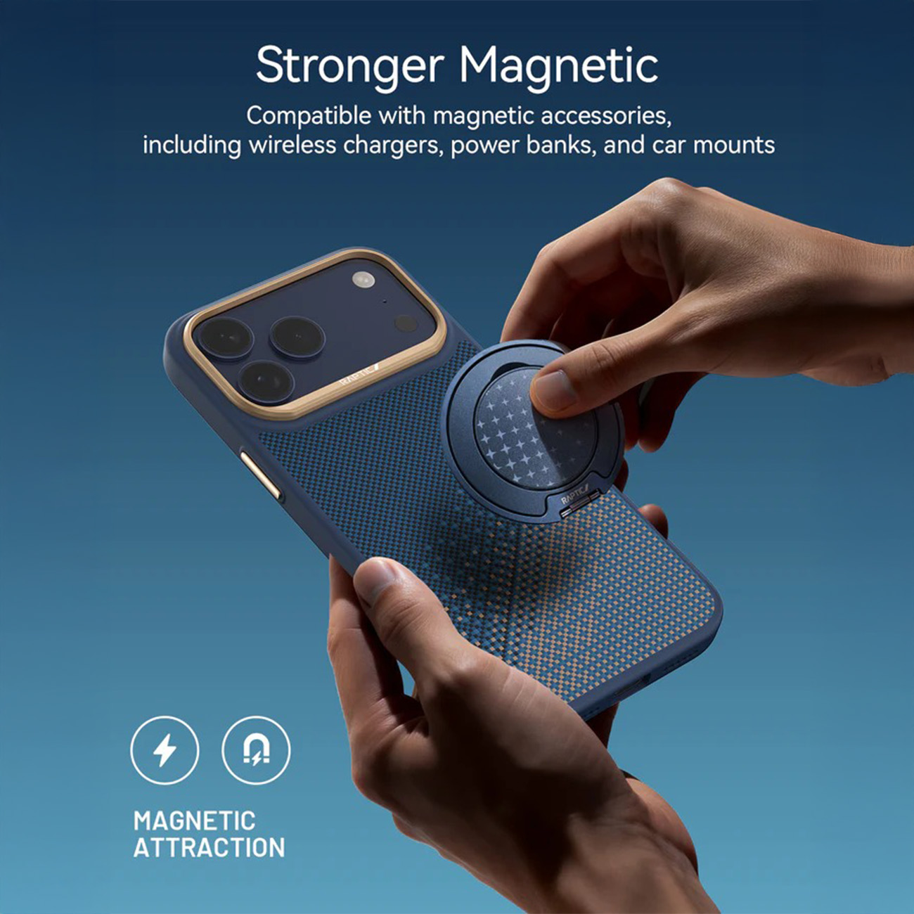 Una mano acopla un disco accesorio magnético a una funda de teléfono azul con patrón.