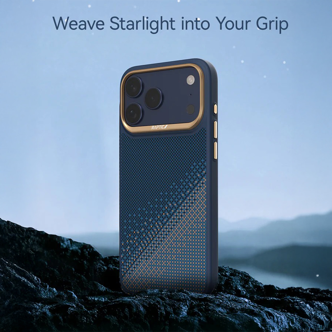 Una funda de móvil azul y dorada sobre rocas oscuras frente a un cielo crepuscular y montañas.