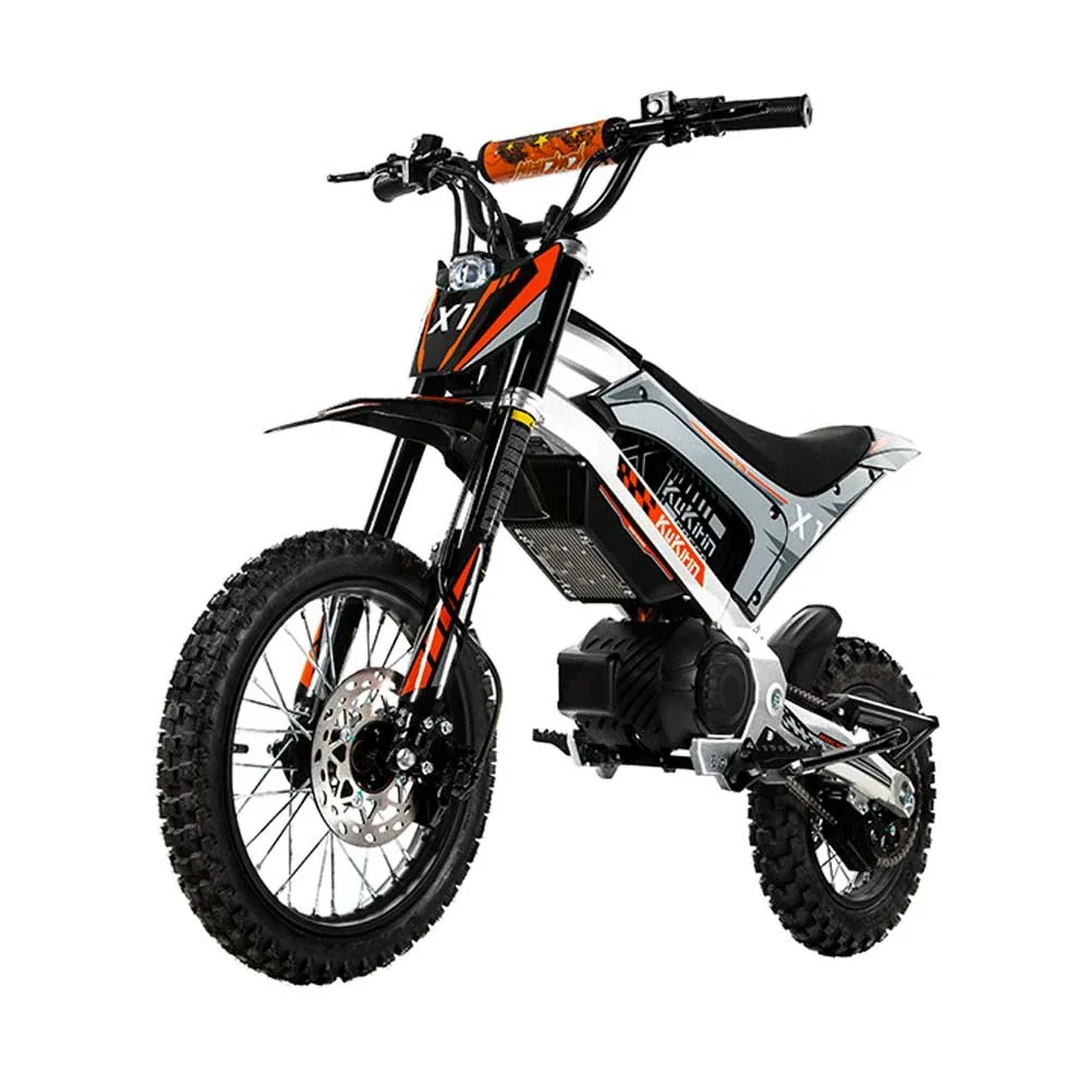 Ein weiß-schwarzes Elektro-Motocross-Bike mit orangefarbenen Akzenten und Stollenreifen vor weißem Hintergrund.