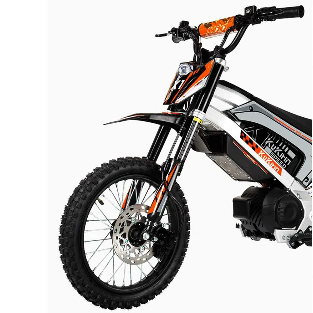 Vorderansicht eines schwarz, orange und silbernen Elektro-Dirt-Bikes vor weißem Hintergrund.