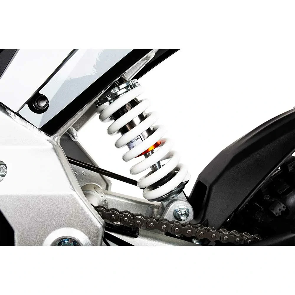 Ein weißer Motorrad-Stoßdämpfer mit einer Metallkette und einem Rahmen auf weißem Hintergrund.
