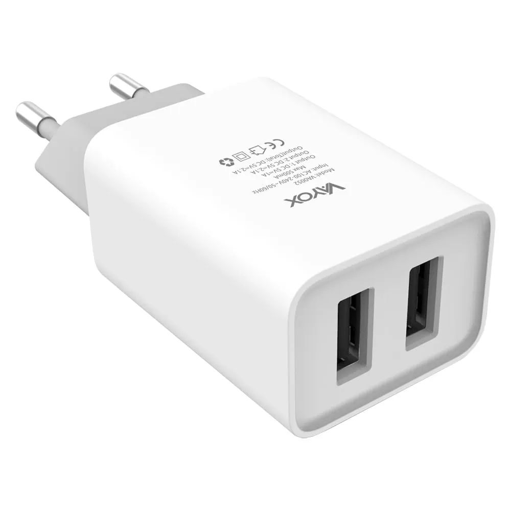 Egy fehér USB-s fali töltő két porttal és európai csatlakozóval.