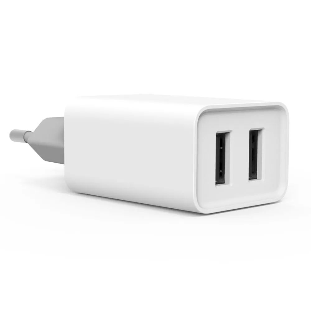 Egy fehér színű, kétportos USB fali töltő fehér felületen.
