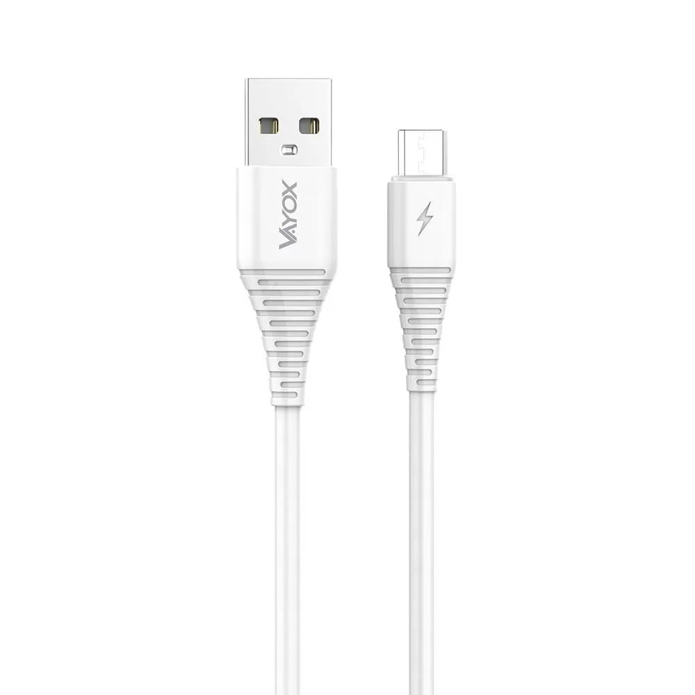 Fehér USB-A–Micro-USB töltőkábel bordázott törésgátlókkal semleges háttér előtt.