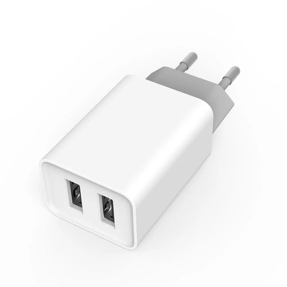 Fehér USB fali töltő két porttal és szürke dugóval, fehér háttér előtt.