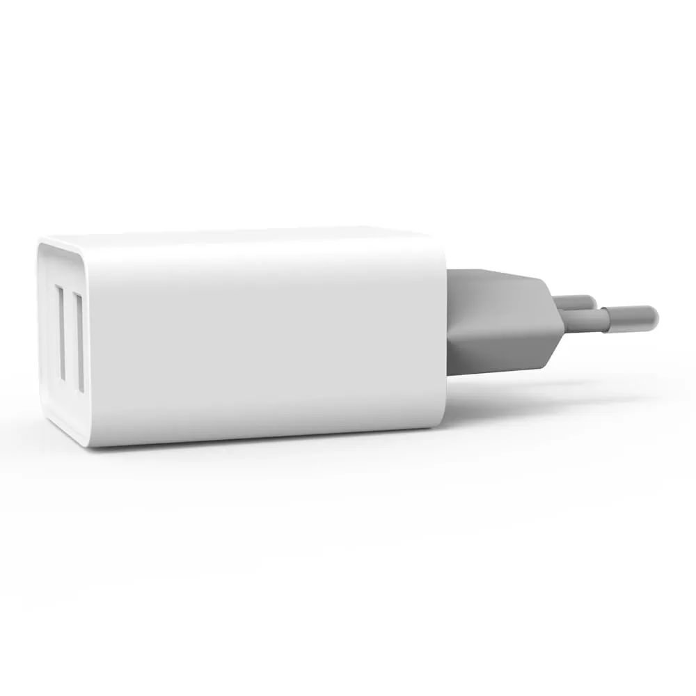 Fehér USB töltő két USB porttal és európai csatlakozóval fehér háttér előtt.