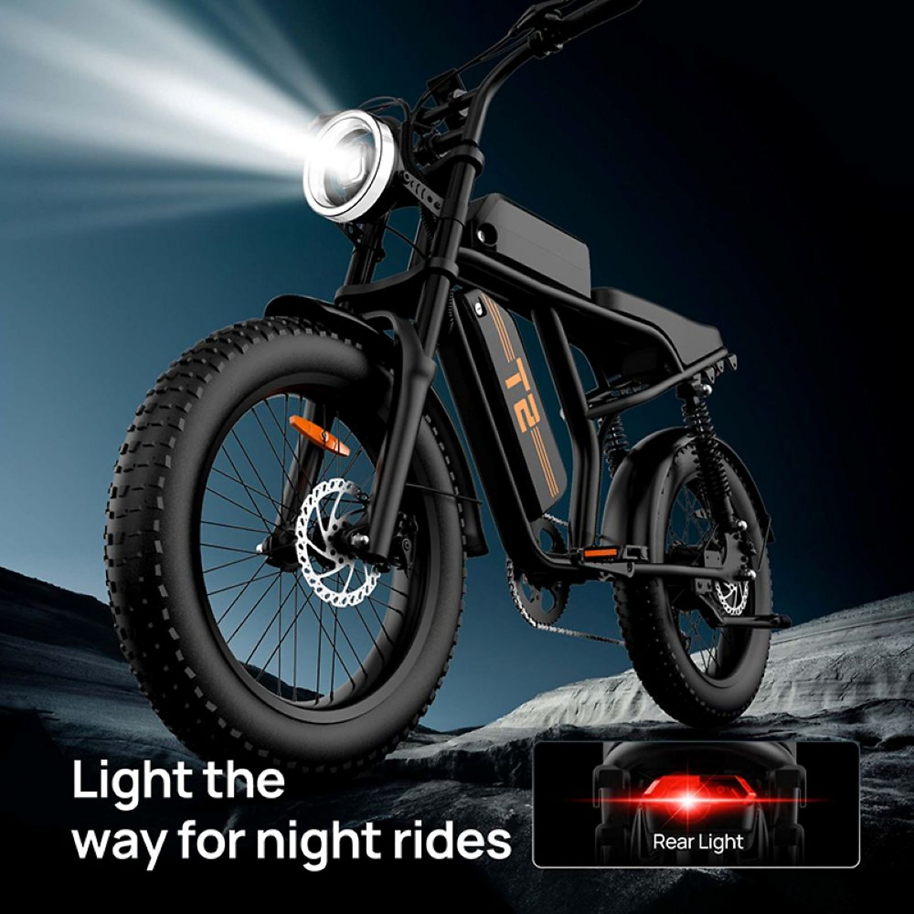 Ein schwarzes Elektrofahrrad mit dickem Reifen steht nachts auf einem felsigen Boden, der Frontscheinwerfer leuchtet hell.