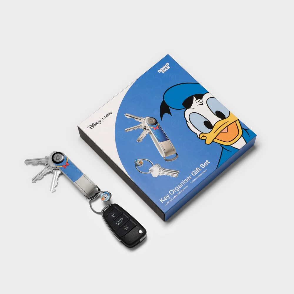 Zestaw prezentowy Disney Donald Duck Key Organiser z organizerem, kluczami i brelokiem na białym tle.