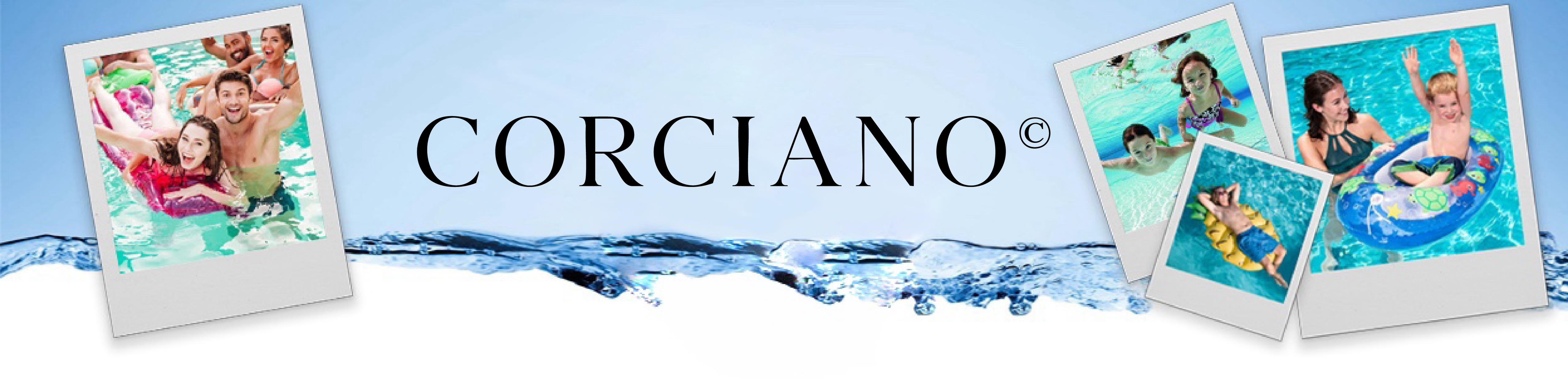Banner marki Corciano ze słowem Corciano w środku i zdjęciami polaroidowymi ludzi w basenie.