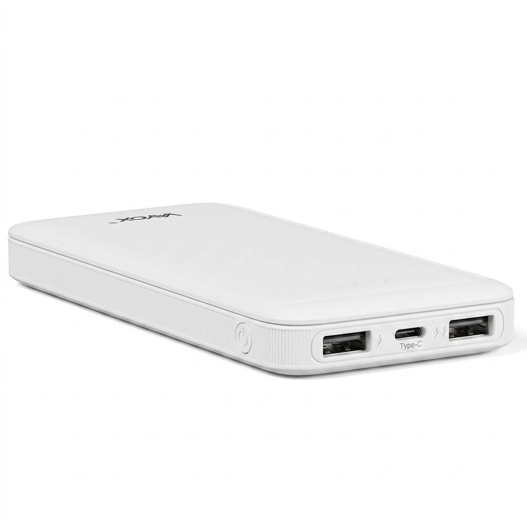 Biały power bank z portami USB i Type-C na białym tle.