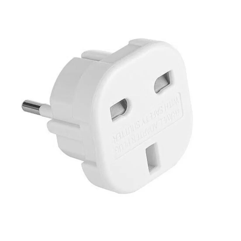 Fehér utazási adapter három aljzattal az elülső részen és egy fém csappal az oldalán.