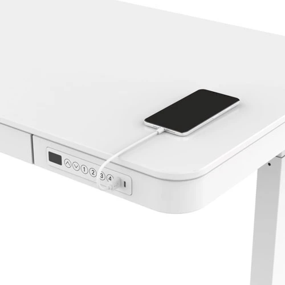 Białe biurko z regulacją wysokości, panelem sterowania i ładowanym przez kabel smartfonem.