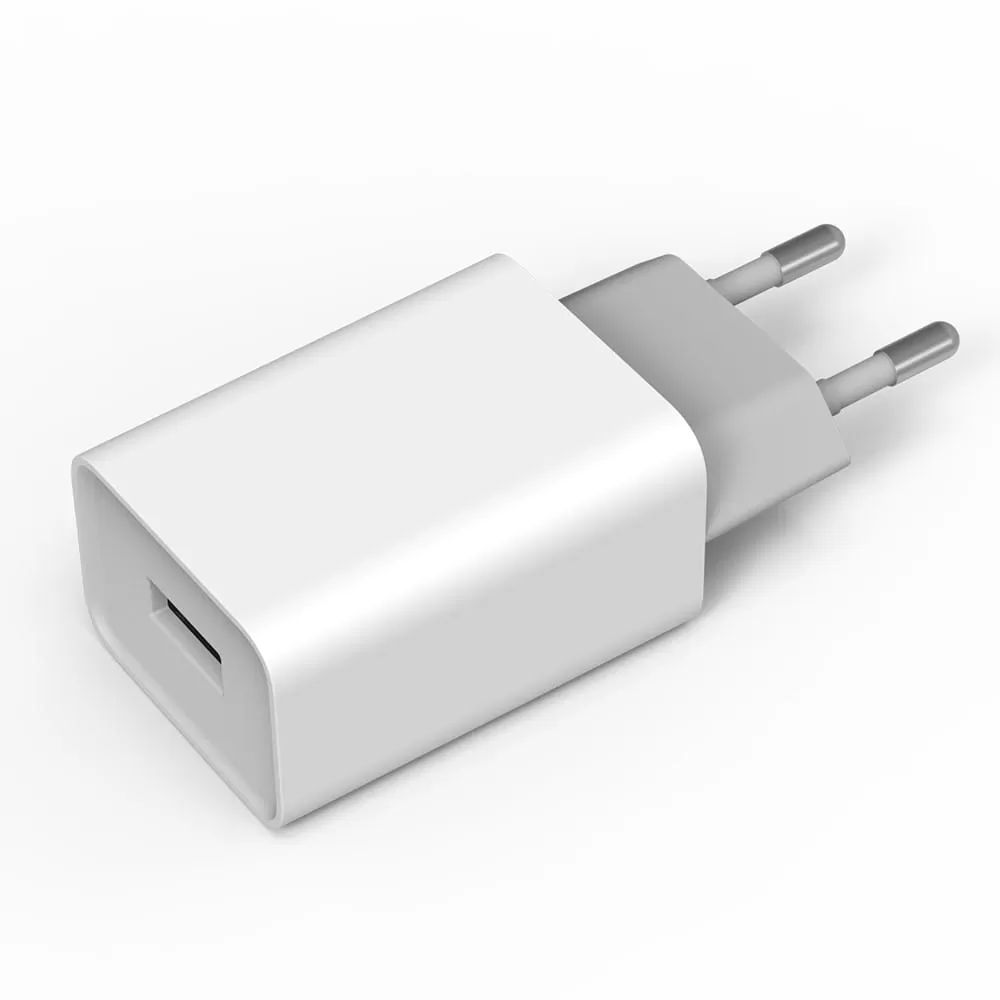 Fehér USB-hálózati adapter európai csatlakozóval világos háttéren.