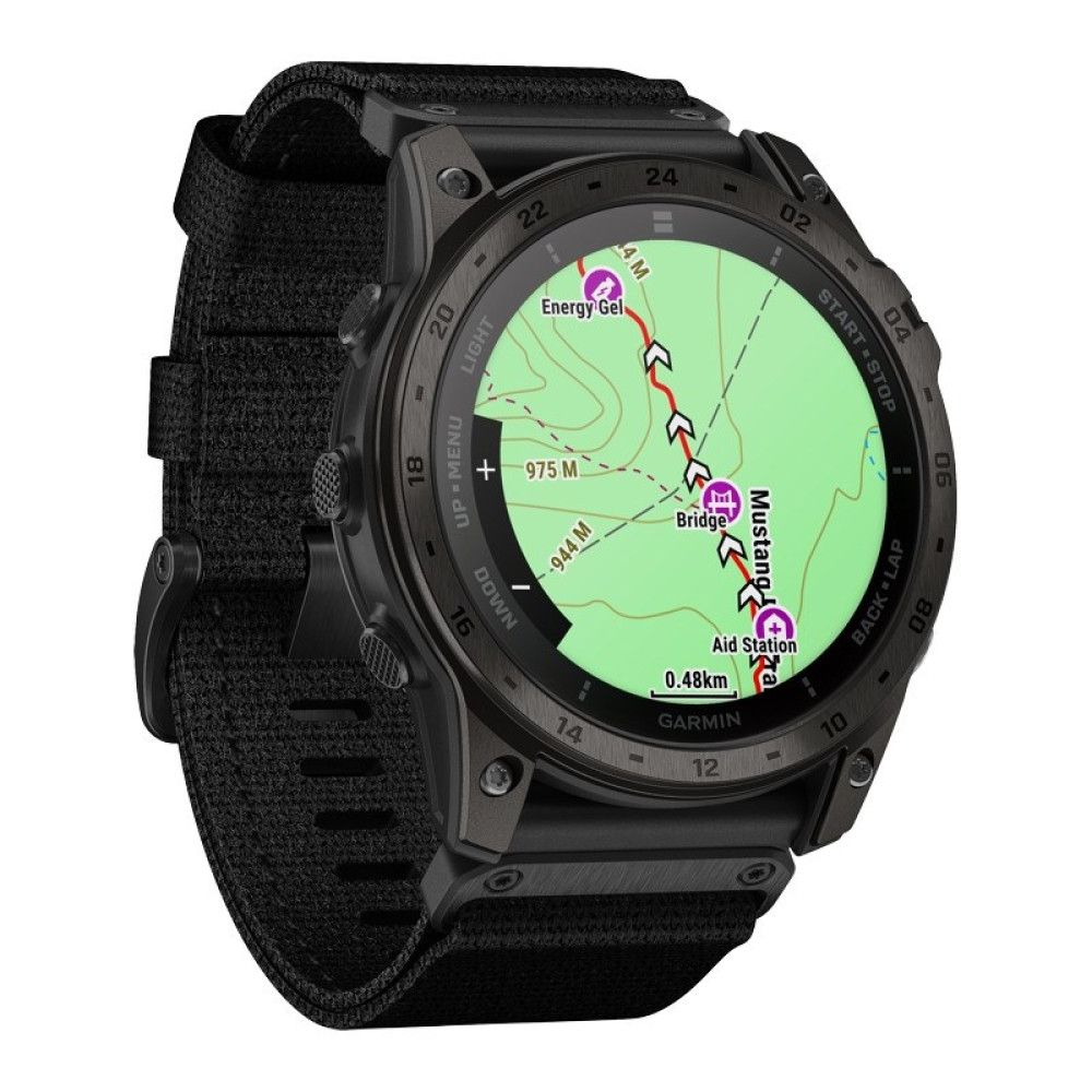 Czarny zegarek sportowy Garmin z nylonowym paskiem i mapą GPS na wyświetlaczu na białym tle.