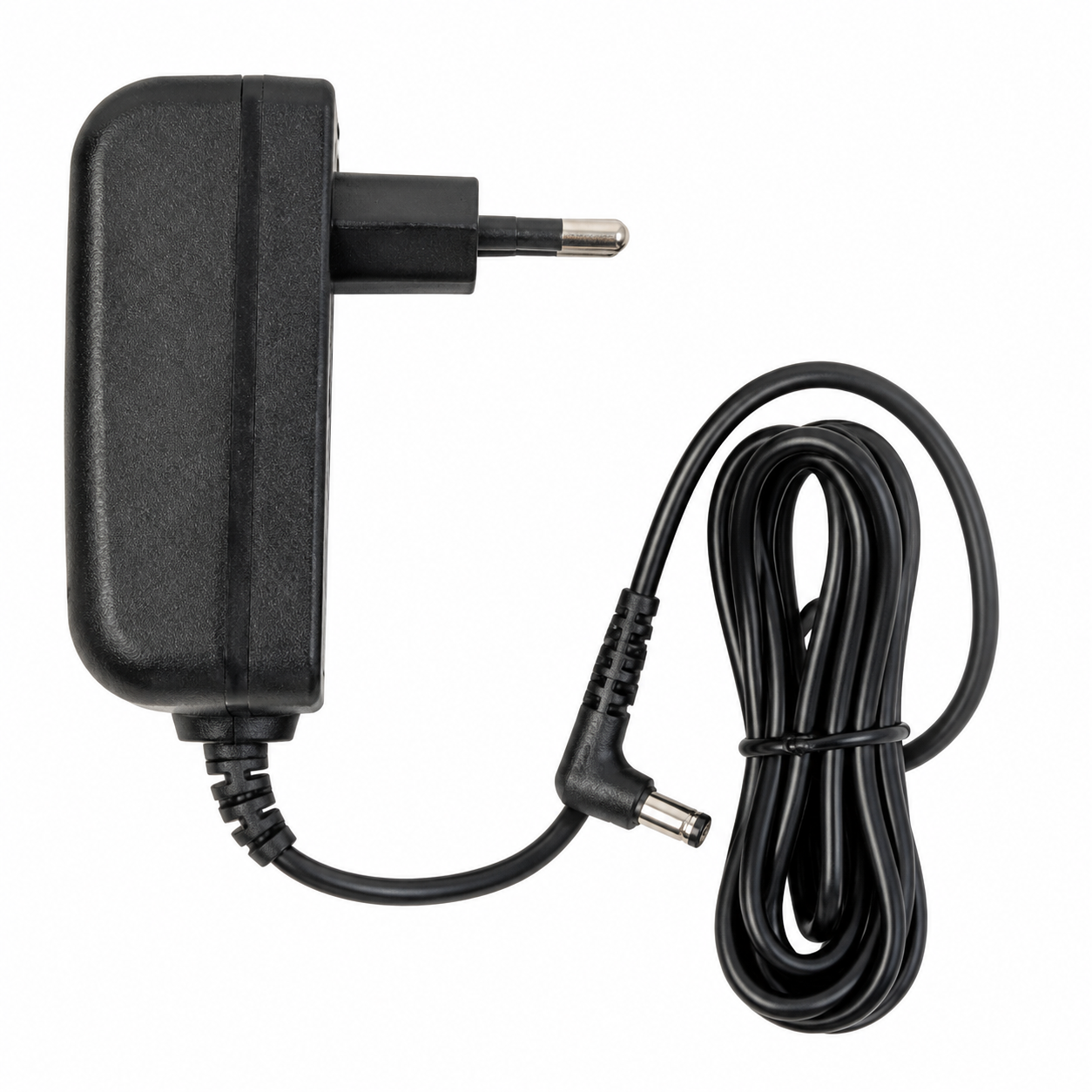 Ein schwarzes Netzteil mit einem EU-Stecker und einem aufgerollten Kabel gegen einen weißen Hintergrund.