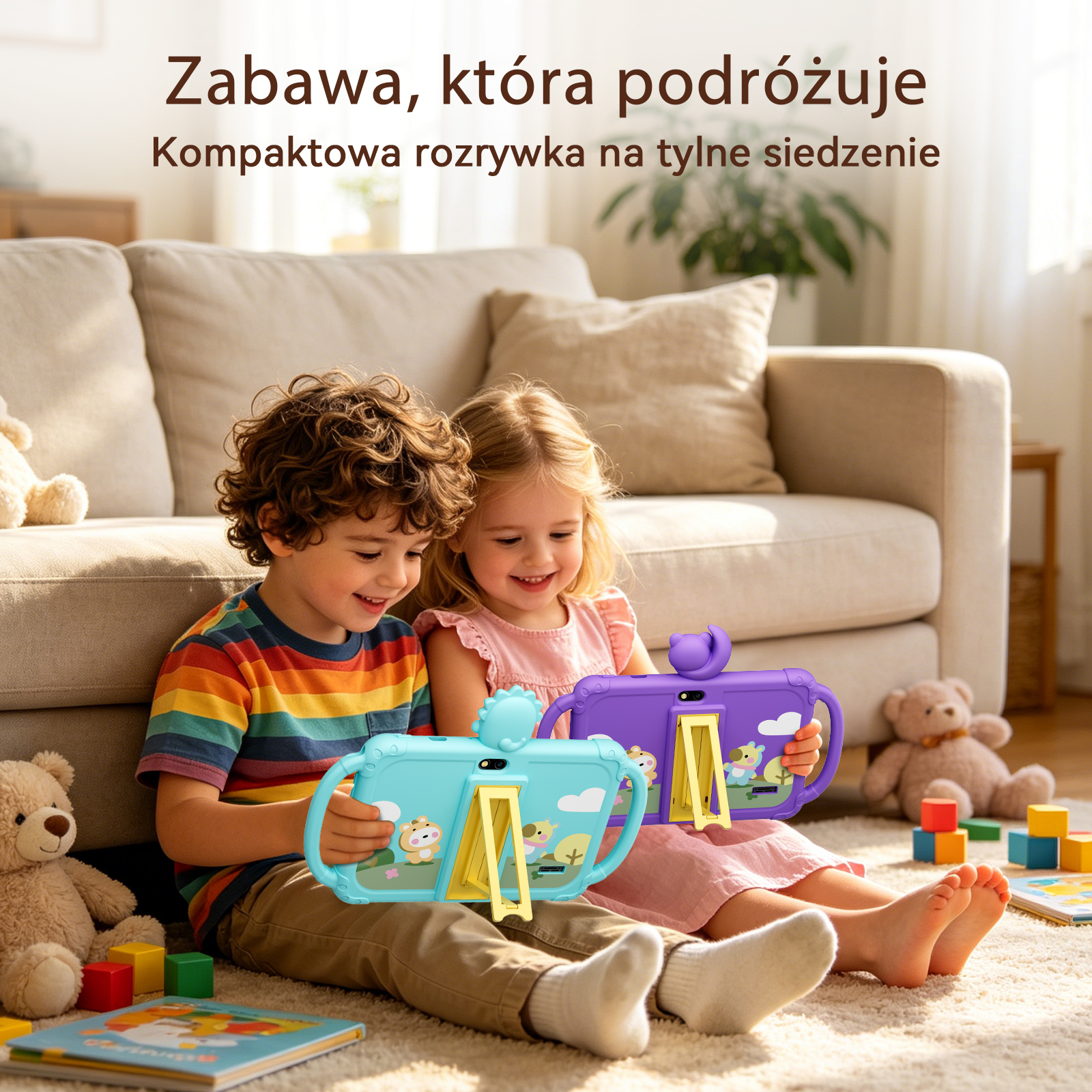 Dwoje dzieci siedzi na dywanie przed kanapą, radośnie bawiąc się na kolorowych tabletach dla dzieci.