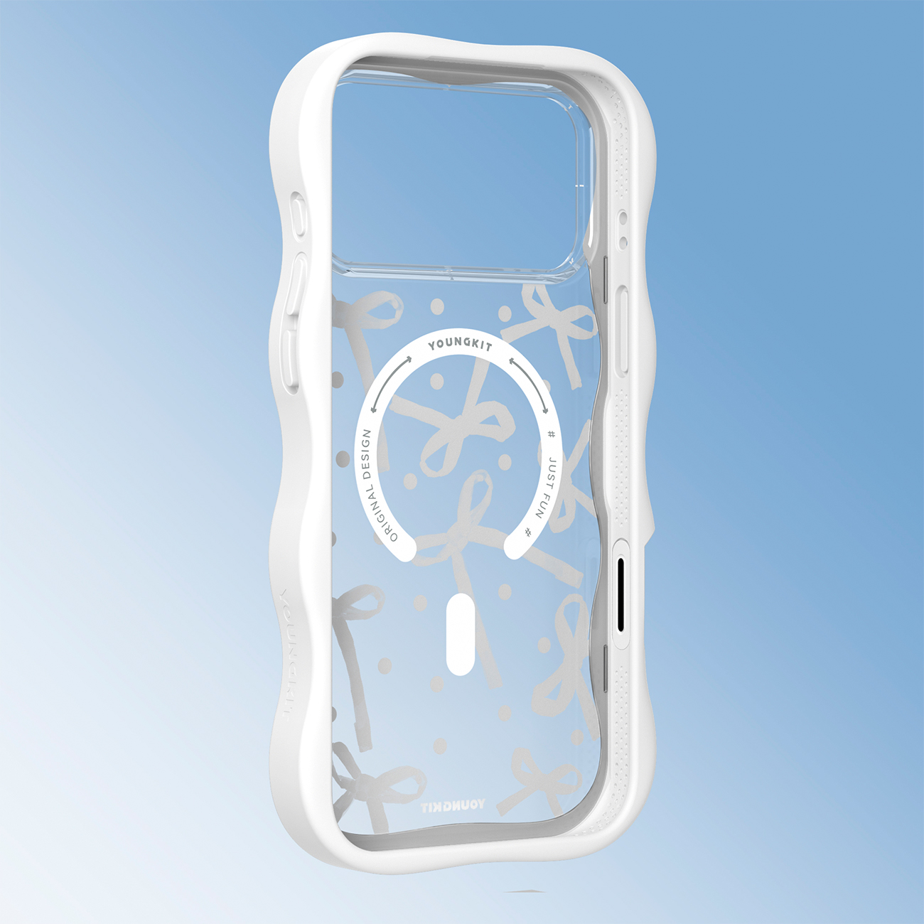 Una funda transparente con marco blanco muestra un discreto patrón de lazos y puntos sobre un fondo degradado azul claro.