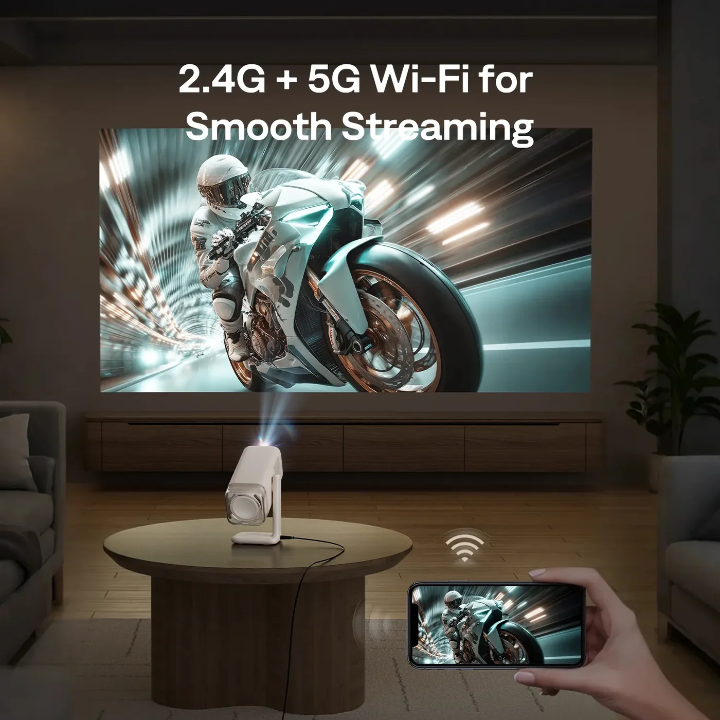 Bir projektör duvarda motosiklet yarışı gösterirken, bir akıllı telefon kablosuz olarak bağlıdır.