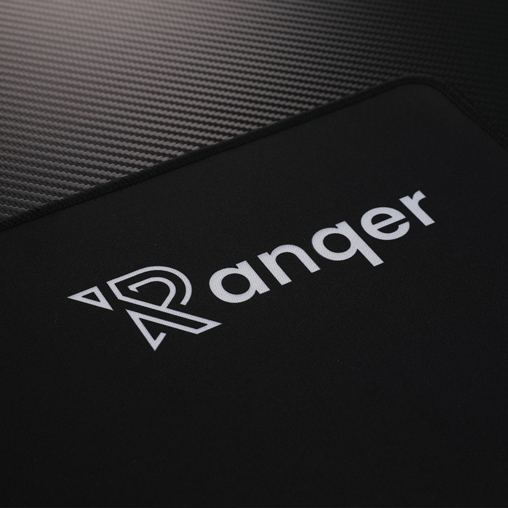 Schwarzes Mauspad mit dem weißen Logo und dem Schriftzug "anqer" auf kohlefaserartigem Hintergrund.