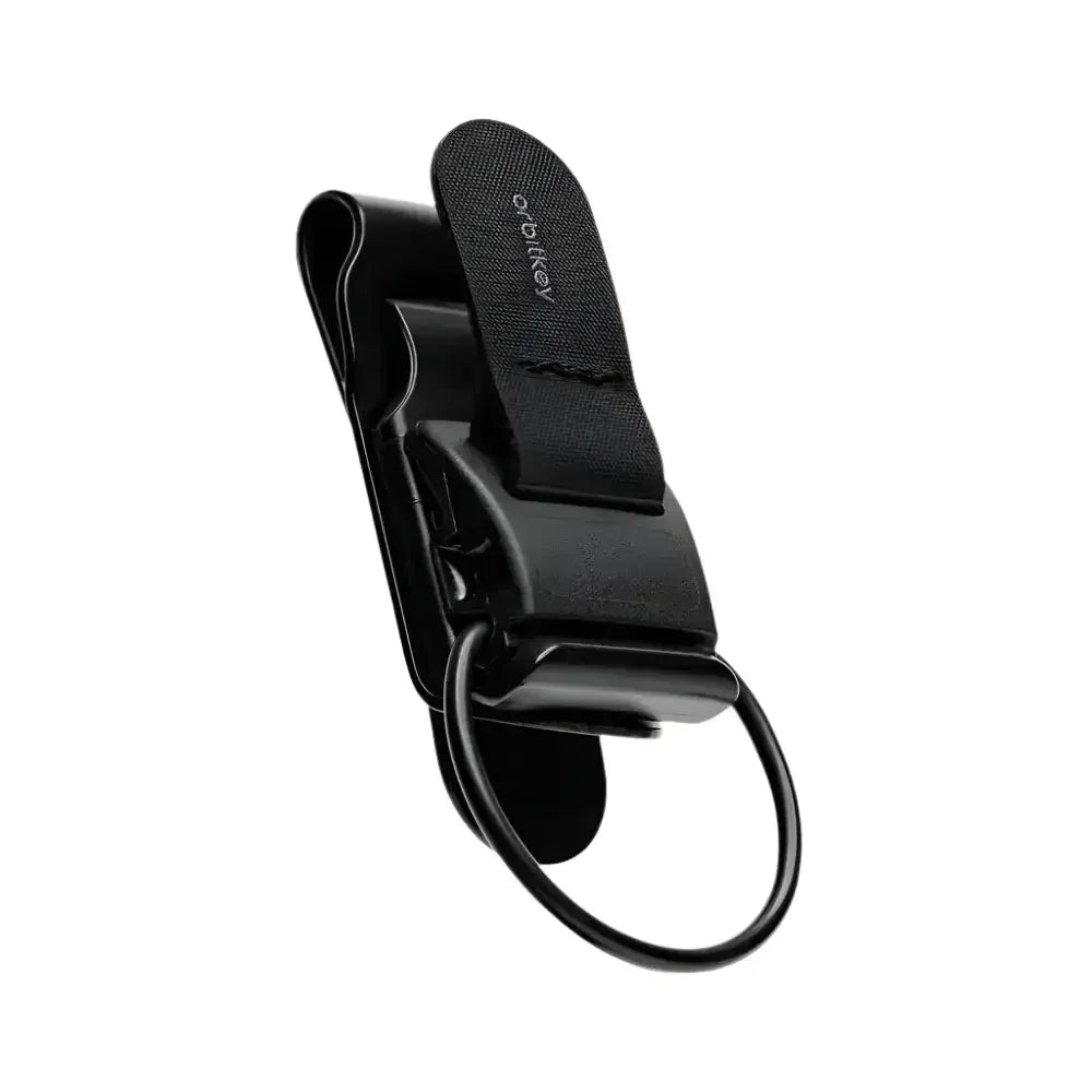 Czarny klips Orbitkey z kółkiem na klucze na białym tle.