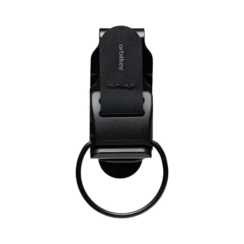 Czarny klips Orbitkey z parcianym paskiem i okrągłym kółkiem na klucze na białym tle.
