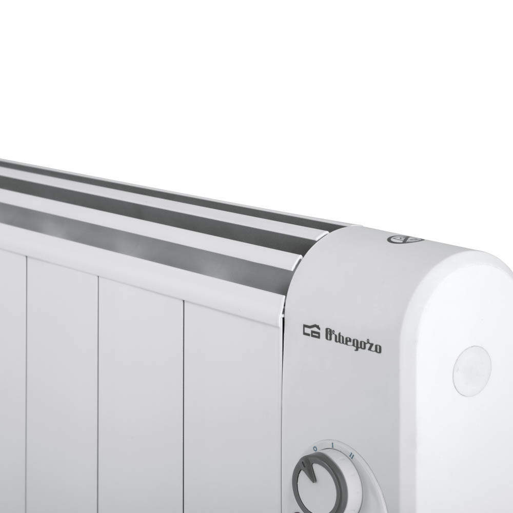 Un calefactor eléctrico Orbegozo blanco con botón de control y borde redondeado sobre fondo blanco.
