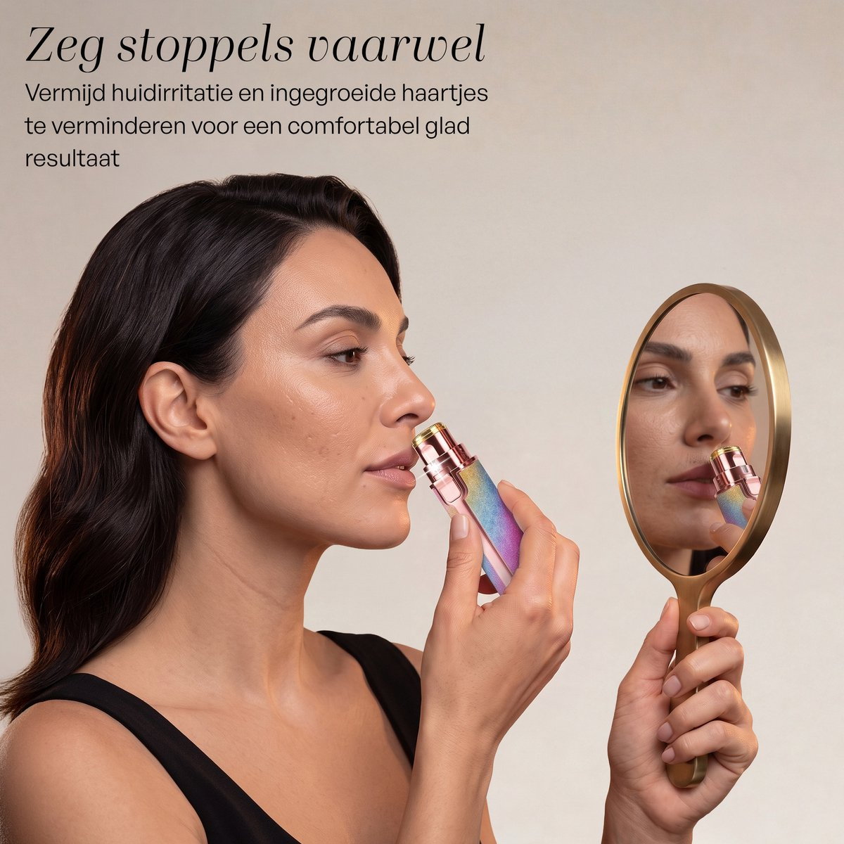 Une femme utilise un petit épilateur facial tout en tenant un miroir à la main.