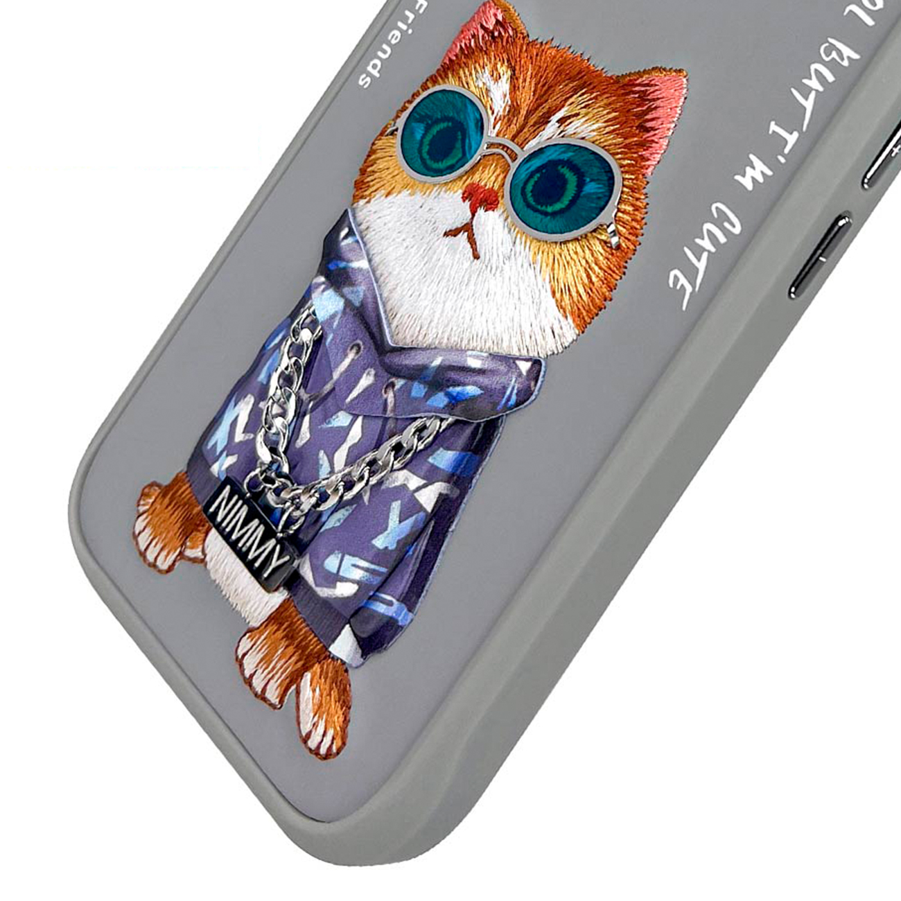 Una funda de móvil gris con un gato bordado con gafas de sol y una sudadera con cadena.