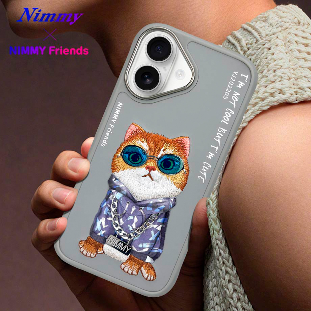 Funda de móvil gris con un gato bordado con gafas de sol y sudadera.