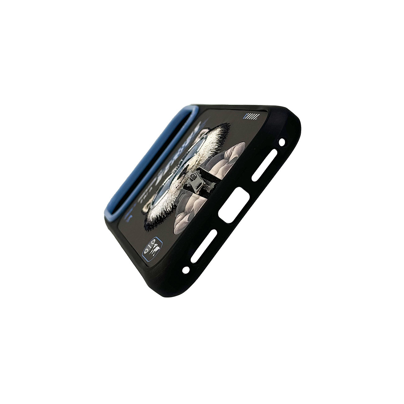Un teléfono inteligente negro con funda protectora se muestra en un ángulo oblicuo sobre un fondo blanco.